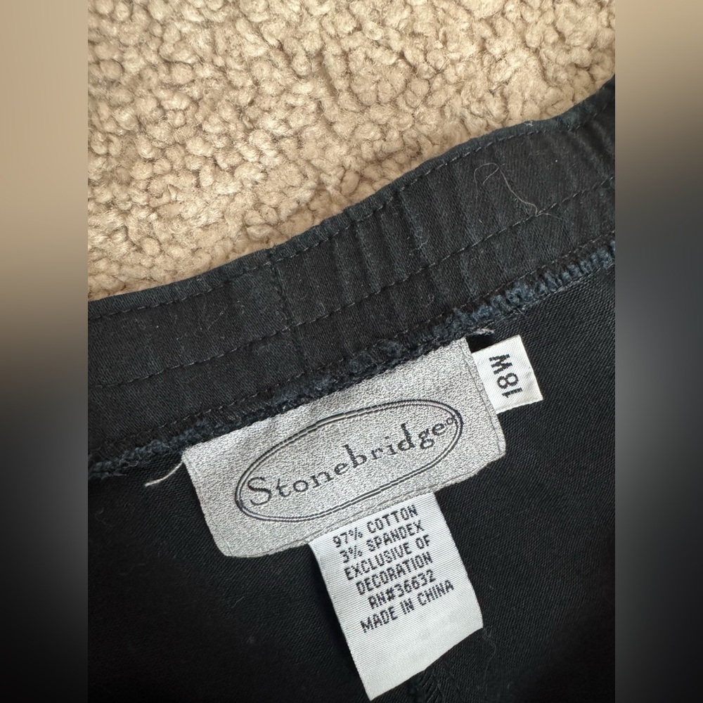 Stonebridge Embroidered Skyline Capri Pants / Black Cotton Stretch / Size 18 - Picture 3 of 6